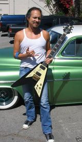 Una din chitarele lui Kirk Hammett scoasa la licitatie pentru 35.000 de dolari (foto)
