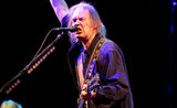 Neil Young a castigat primul trofeu Grammy din cariera