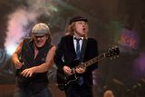 AC/DC merg in turneu cu masti de oxigen (video)