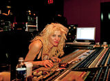 Courtney Love vrea sa vanda drepturile de autor ale lui Kurt Cobain