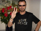 Pamela Anderson vrea sa salveze casa lui Ringo Starr