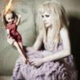 Avril Lavigne a pozat in postura de papusa