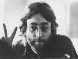 Expozitie cu hainele pe care John Lennon le-a imbracat ultima oara