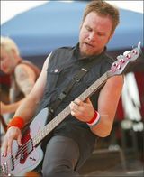 Basistul Pearl Jam a fost atacat si jefuit (video)