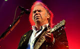 Neil Young a incheiat apoteotic Isle Of Wight Festival
