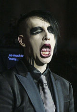 Marilyn Manson roaga fanii sa imprastie gripa porcina (video)