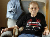 O fana Metallica in varsta de 85 de ani se va deplasa la un concert al trupei