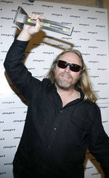 Metallica filmeaza doua concerte alaturi de celebrul regizor Wayne Isham