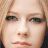 Avril Lavigne a fost alergata de un fan (video)