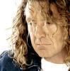 Robert Plant isi doneaza picturile