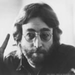 Expozitie cu hainele pe care John Lennon le-a imbracat ultima oara