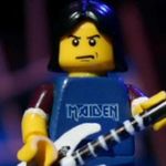 Omuletii LEGO s-au apucat de cantat Maiden (video)