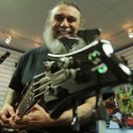 Solistul Slayer viziteaza fabrica chitarilor ESP (video)