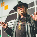 Neil Young boicoteaza Starbucks