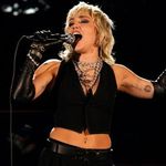 Miley Cyrus a facut un cover pentru 'We Will Rock You' de la Queen