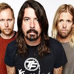 Foo Fighters au interpretat un cover dupa o melodie Bee Gees, 'You Should Be Dancing'