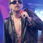 Guns N Roses dati in judecata de casele de discuri