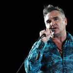 Morrissey paraseste scena dupa ce a fost lovit in cap cu o sticla de plastic