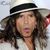 Steve Tyler canta la portavoce prin magazine