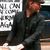 Thom Yorke distribuie ziare Thom Yorke distribuie ziare